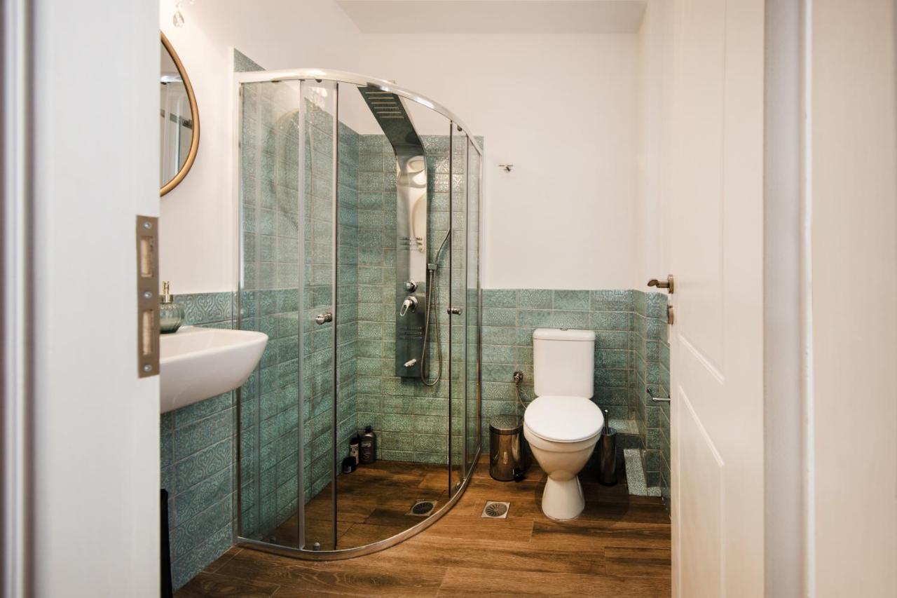 Designer Renovated Apartment In Downtown Athens Exterior photo